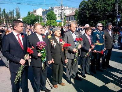 У Чернівцях вшанували воїнів-визволителів на Соборній площі (ФОТО)