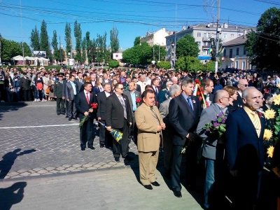 У Чернівцях вшанували воїнів-визволителів на Соборній площі (ФОТО)