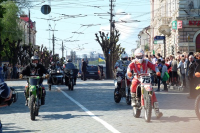 9 травня у Чернівцях: ветерани згадують війну (ФОТО)