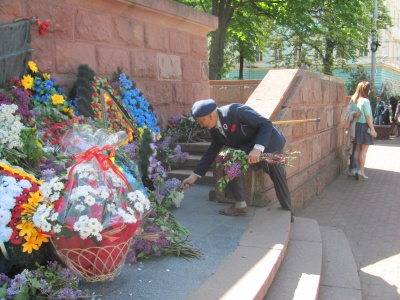 У Чернівцях біля пам’ятника визволителям - гора квітів