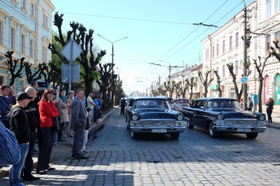 Вулицями Чернівців проїхались раритетні авто (ФОТО)