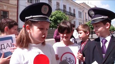 Чернівецькі школярі віршами розповідали про безпеку руху