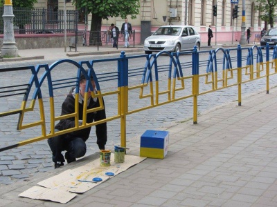 У Чернівцях молодики без документів фарбували паркан і збирали з людей гроші (ФОТО)