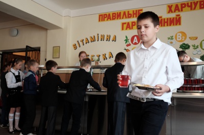 У школі в Чернівцях презентували харчування за типом «шведський стіл»