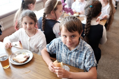 У школі в Чернівцях презентували харчування за типом «шведський стіл»