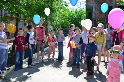 Діти однієї з вулиць Чернівців зберуть макулатуру, щоб облаштувати пісочницю