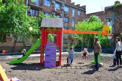 Діти однієї з вулиць Чернівців зберуть макулатуру, щоб облаштувати пісочницю