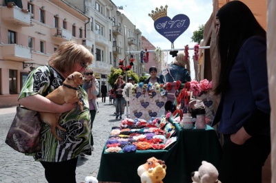 У центрі Чернівців купують буковинські книги та вироби ручної роботи (ФОТО)