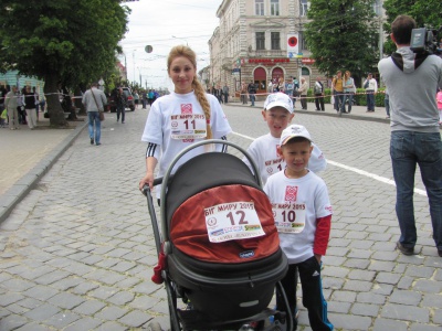 На "Бігові миру" в Чернівцях — 9-місячний і 80-річна спортсмени (ФОТО) 