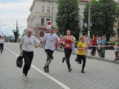 На "Бігові миру" в Чернівцях — 9-місячний і 80-річна спортсмени (ФОТО) 