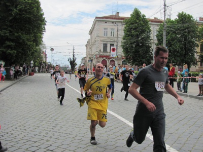 На "Бігові миру" в Чернівцях — 9-місячний і 80-річна спортсмени (ФОТО) 