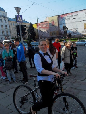 Чернівчанки в чорно-білих костюмах їздили на велосипедах (ФОТО)