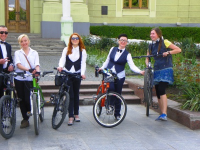 Чернівчанки в чорно-білих костюмах їздили на велосипедах (ФОТО)