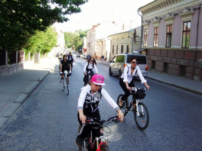 Чернівчанки в чорно-білих костюмах їздили на велосипедах (ФОТО)