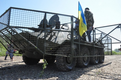 Волонтери й прикордонники відремонтували БТР і "змусили" його плавати у Пруті (ВІДЕО)