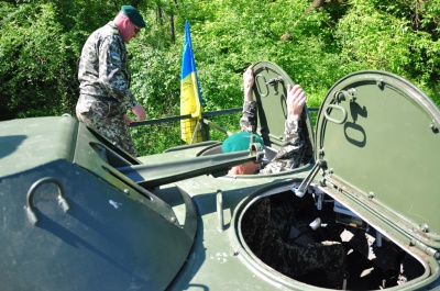 Волонтери й прикордонники відремонтували БТР і "змусили" його плавати у Пруті (ВІДЕО)