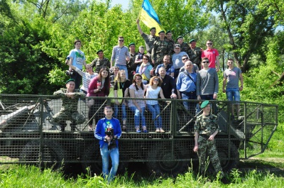 Волонтери й прикордонники відремонтували БТР і "змусили" його плавати у Пруті (ВІДЕО)