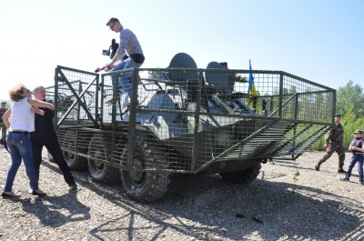 Волонтери й прикордонники відремонтували БТР і "змусили" його плавати у Пруті (ВІДЕО)