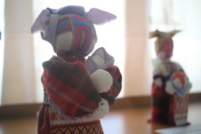 Майстриня із Чернівців робить ляльки-обереги, які відправляють чоловікам на війну (ФОТО)