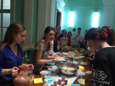 Студенти на історичному факультеті провели ярмарку з буковинськими стравами (ФОТО)