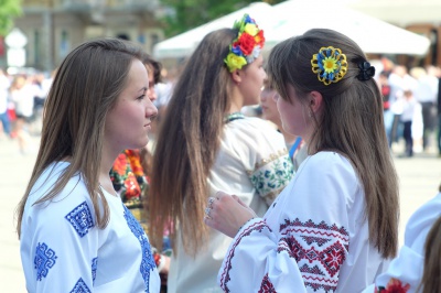 Буковинці у вишиванках утворили герб України під вигуки "Майбутнє - у моїх руках" (ФОТО)