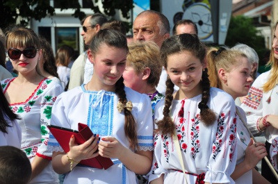 Буковинці у вишиванках утворили герб України під вигуки "Майбутнє - у моїх руках" (ФОТО)