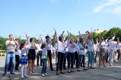 Буковинці у вишиванках утворили герб України під вигуки "Майбутнє - у моїх руках" (ФОТО)