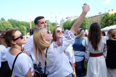 Буковинці у вишиванках утворили герб України під вигуки "Майбутнє - у моїх руках" (ФОТО)