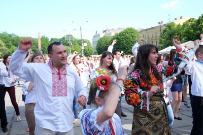 Буковинці у вишиванках утворили герб України під вигуки "Майбутнє - у моїх руках" (ФОТО)