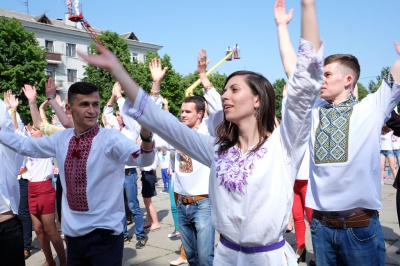 Буковинці у вишиванках утворили герб України під вигуки "Майбутнє - у моїх руках" (ФОТО)