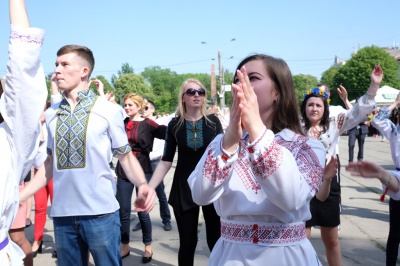 Буковинці у вишиванках утворили герб України під вигуки "Майбутнє - у моїх руках" (ФОТО)