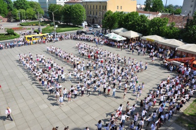 Буковинці у вишиванках утворили герб України під вигуки "Майбутнє - у моїх руках" (ФОТО)