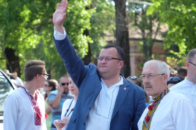 Буковинці у вишиванках утворили герб України під вигуки "Майбутнє - у моїх руках" (ФОТО)