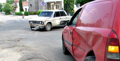 У Сторожинці зіткнулись два автомобілі (ФОТО)