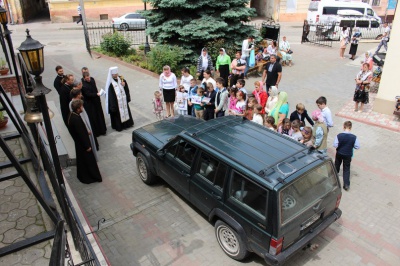 Чернівецька єпархія УПЦ КП відправила на Схід позашляховик і автобус з провізією