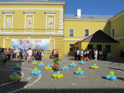 У чернівецьких школах пролунав останній дзвоник (ФОТО)