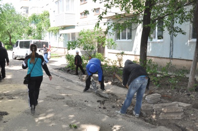 Чернівецькі дорожники взялись за ремонт міжбудинкових проїздів (ФОТО)