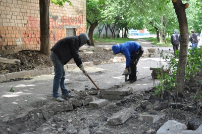 Чернівецькі дорожники взялись за ремонт міжбудинкових проїздів (ФОТО)