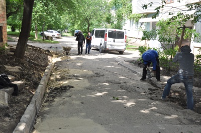 Чернівецькі дорожники взялись за ремонт міжбудинкових проїздів (ФОТО)