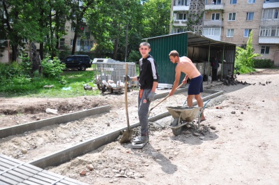 Чернівецькі дорожники взялись за ремонт міжбудинкових проїздів (ФОТО)