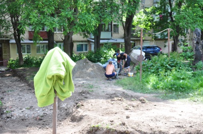 Чернівецькі дорожники взялись за ремонт міжбудинкових проїздів (ФОТО)