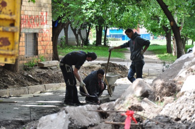 Чернівецькі дорожники взялись за ремонт міжбудинкових проїздів (ФОТО)