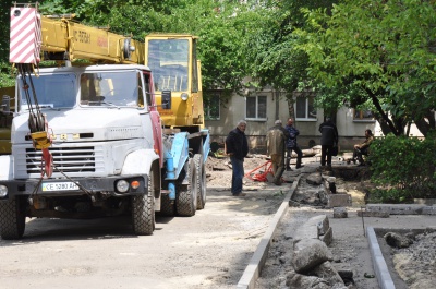 Чернівецькі дорожники взялись за ремонт міжбудинкових проїздів (ФОТО)