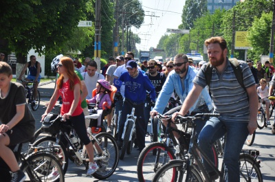 Кілька сотень велосипедистів проїхалися Чернівцями та провели флеш-моб (ФОТО, ВІДЕО)