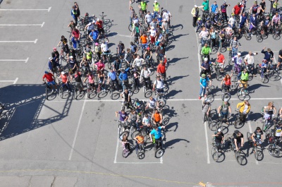 Кілька сотень велосипедистів проїхалися Чернівцями та провели флеш-моб (ФОТО, ВІДЕО)