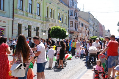 Парад візочків у Чернівцях: дітлахи пересуваються містом у казкових човнах та літаках (ФОТО)