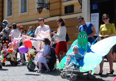 Парад візочків у Чернівцях: дітлахи пересуваються містом у казкових човнах та літаках (ФОТО)