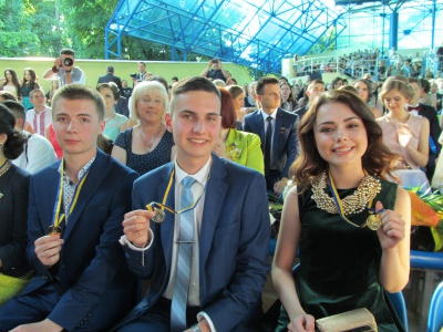 Випускників чернівецьких шкіл нагородили медалями (ФОТО)