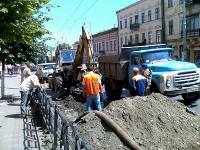 У центрі Чернівців прорвало трубу - водоканал ремонтує (ФОТО)