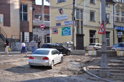 Бетонні блоки поставили, але ще нічого не робили, - мешканці вулиці Хмельницького